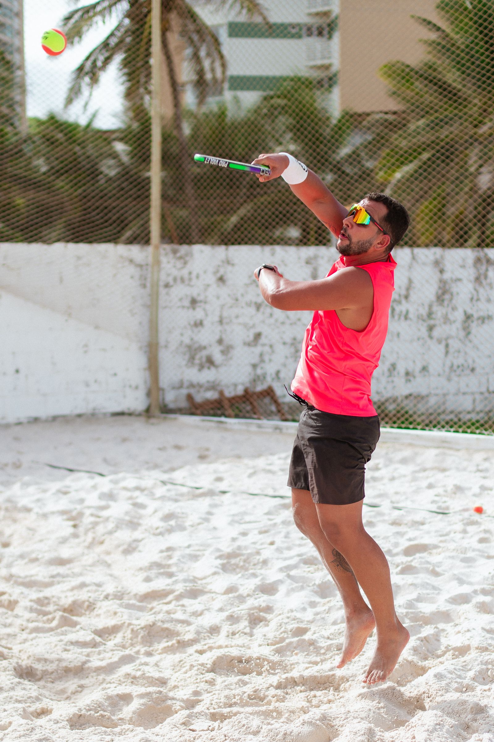 Jogador em uma partida de beach tennis ao ar livre